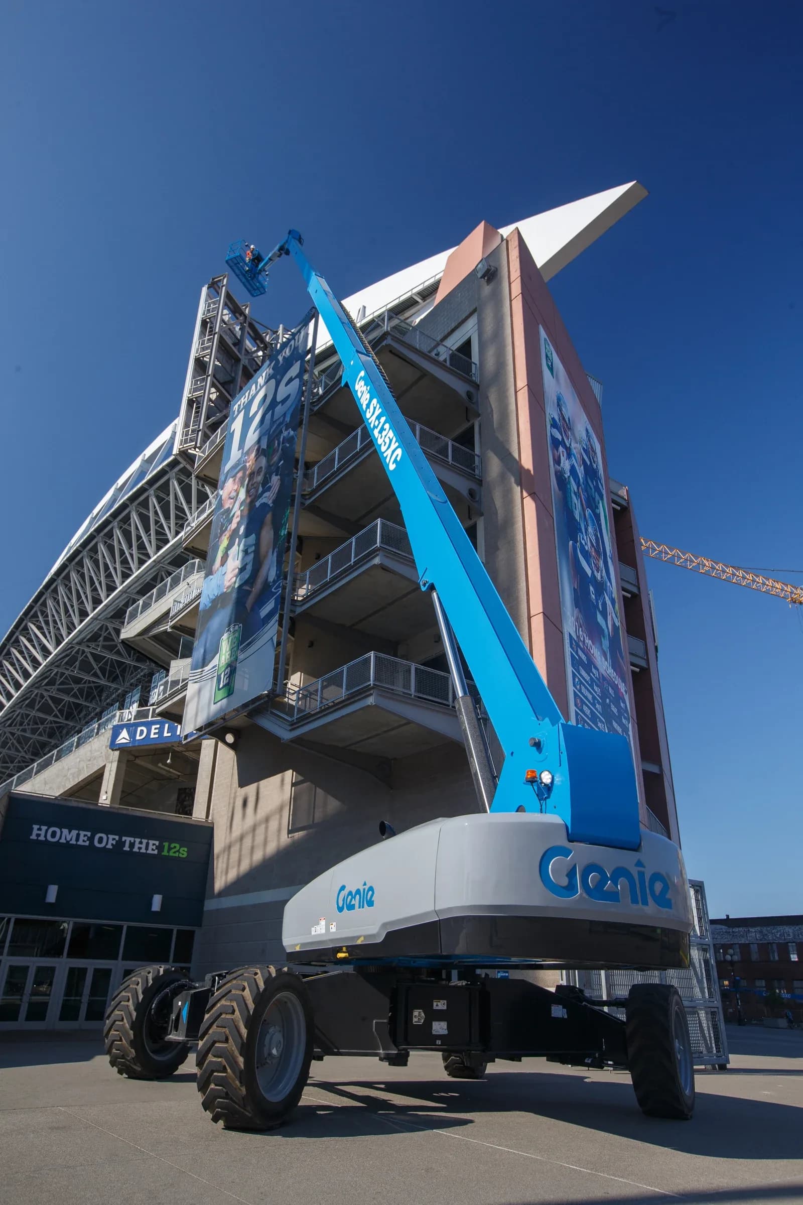 Genie SX-135 XC com o jib articulado transpondo a estrutura pelo alto
